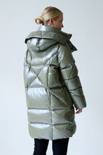 Load image into Gallery viewer, Finnja Down Coat | Olive &amp; Black 3
