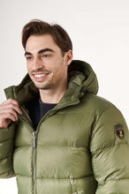 Load image into Gallery viewer, Mason Short Down Jacket | Military 4
